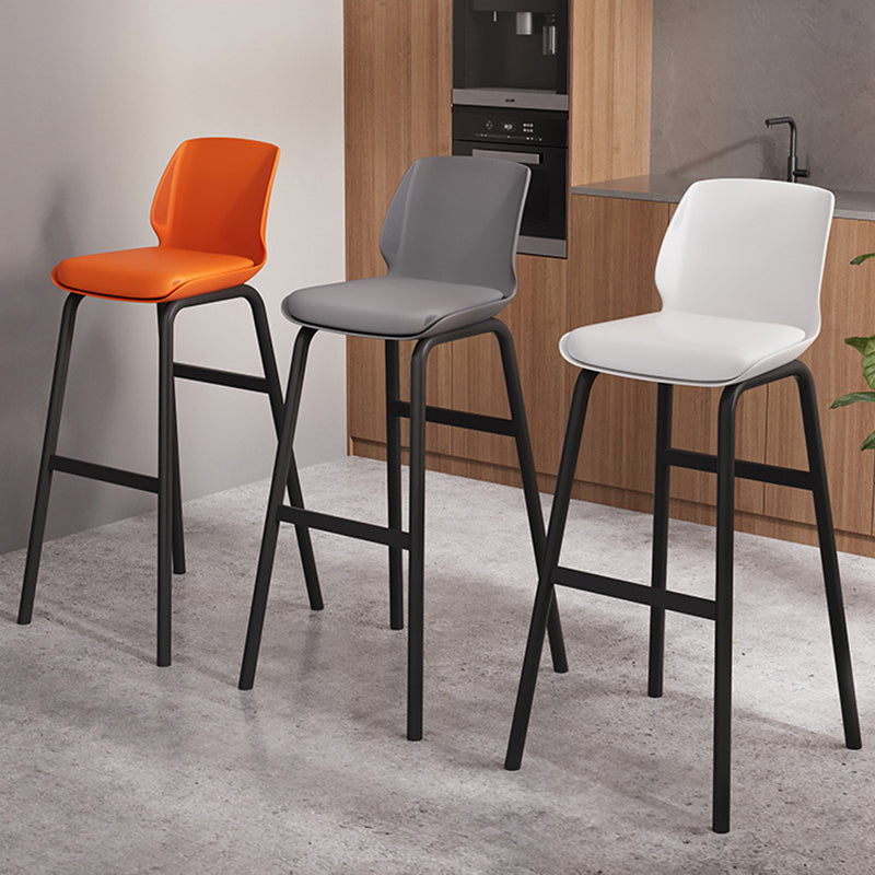 Zeitgenössischer nordischer quadratischer PU-Leder gepolsterter Eisen-Barhocker mit Kunststoff-Rückenlehne und Fußstütze für das Esszimmer 