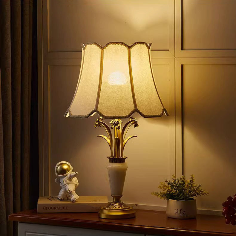 Zeitgenössische Luxus-Stoffschirm Jade Alle Kupfer geschnitzte Basis 1-Licht Tischlampe für Home Office 