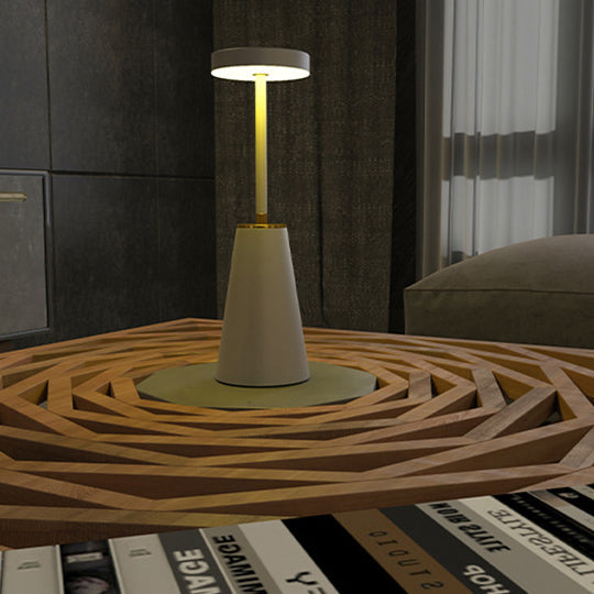 Moderne minimalistische zylindrische PC Eisen LED Tischlampe für Wohnzimmer 