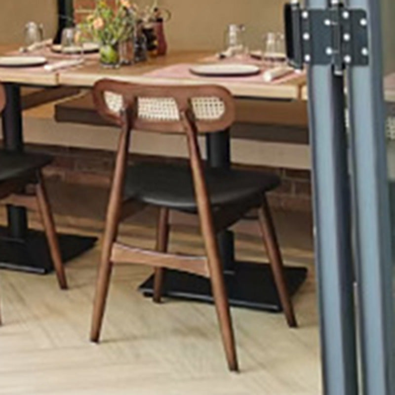 Chaise de salle à manger traditionnelle japonaise en simili cuir carré avec dossier et pieds évasés en bois pour salle à manger 