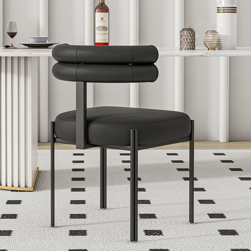 Chaise de salle à manger contemporaine nordique avec dossier incurvé en cuir microfibre et acier au carbone 