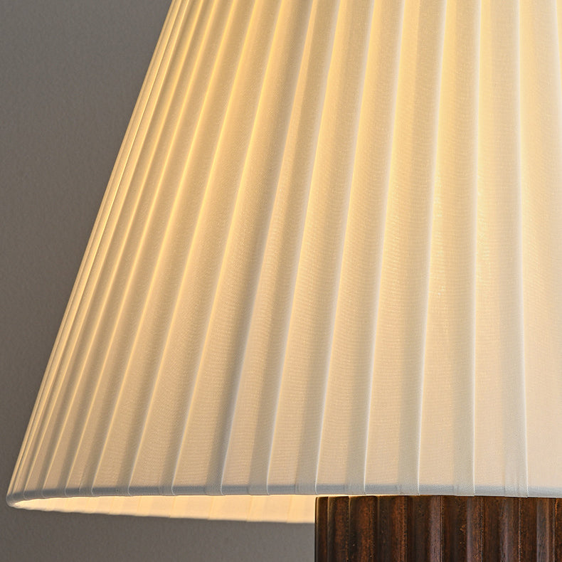 Lámpara de mesa de 1 luz de cilindro retro contemporáneo de madera plisada y tela con latón para mesita de noche 