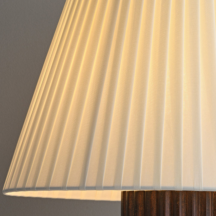 Lámpara de mesa de 1 luz de cilindro retro contemporáneo de madera plisada y tela con latón para mesita de noche 