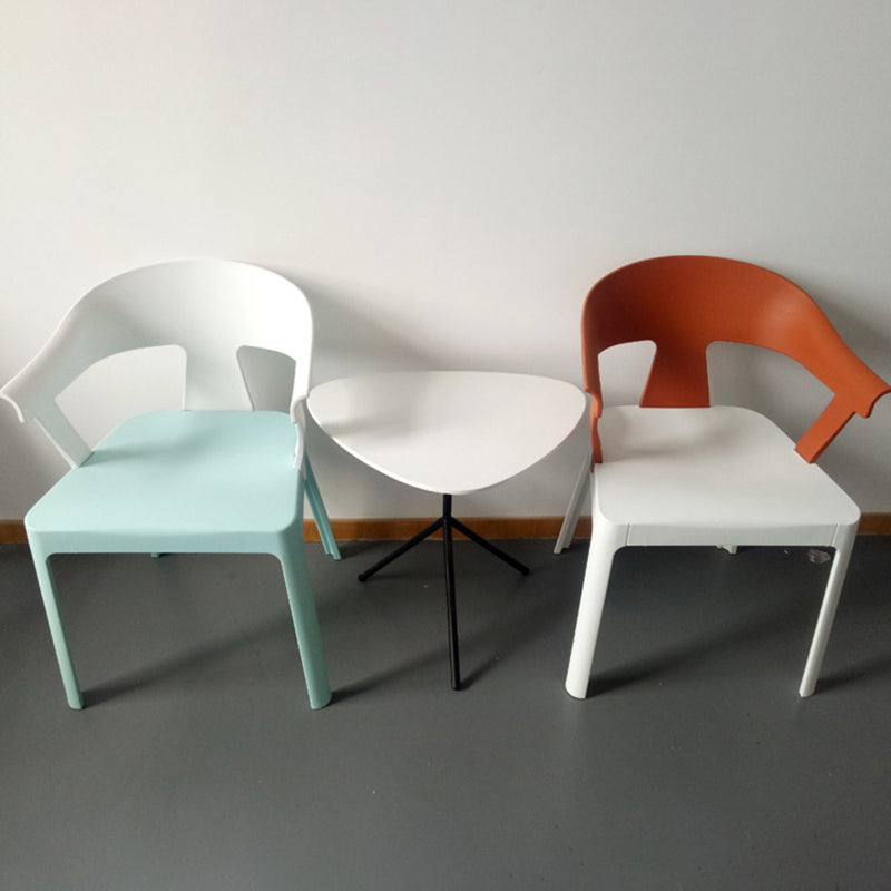 Chaise de salle à manger en plastique trapézoïdale minimaliste moderne avec dossier et accoudoirs pour salle à manger 