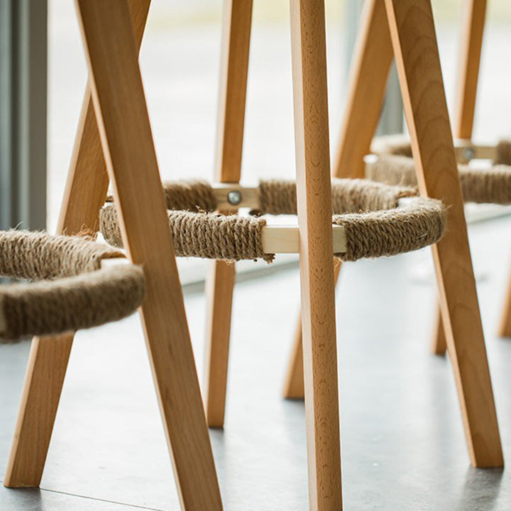 Tabouret de bar pivotant traditionnel vintage avec cadre en bois et tissu rond, dossier bas et repose-pieds pour salle à manger 