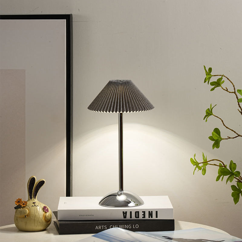 Lampe de table LED plissée conique en tissu avec fer rechargeable scandinave contemporain pour chevet 