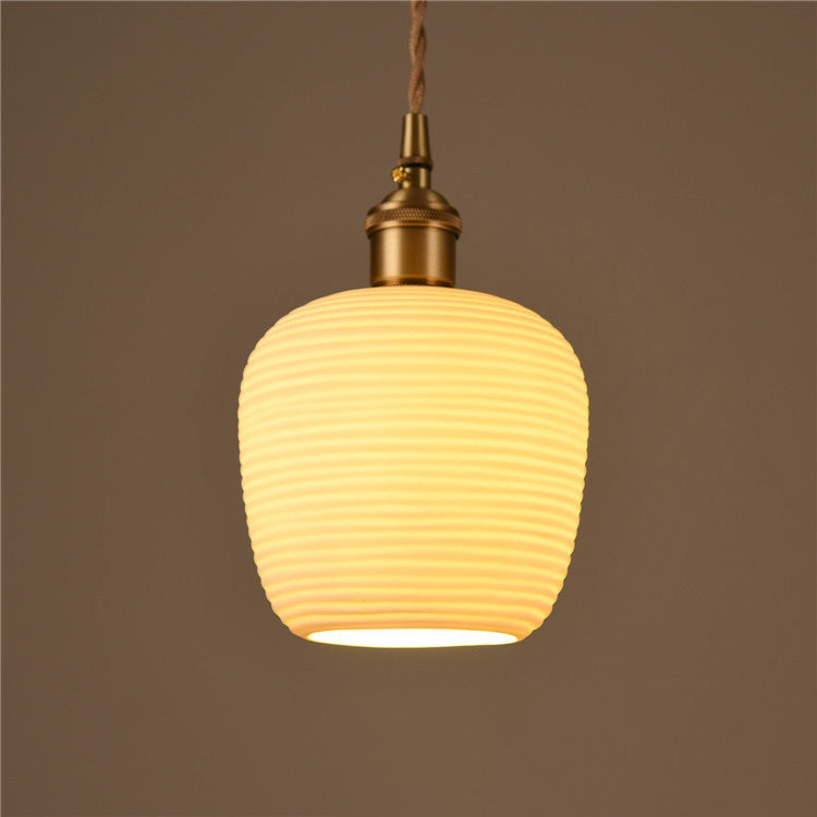 Lustre suspendu en céramique à rayures cylindriques irrégulières nordiques contemporaines avec cuivre et 1 lumière pour salon 