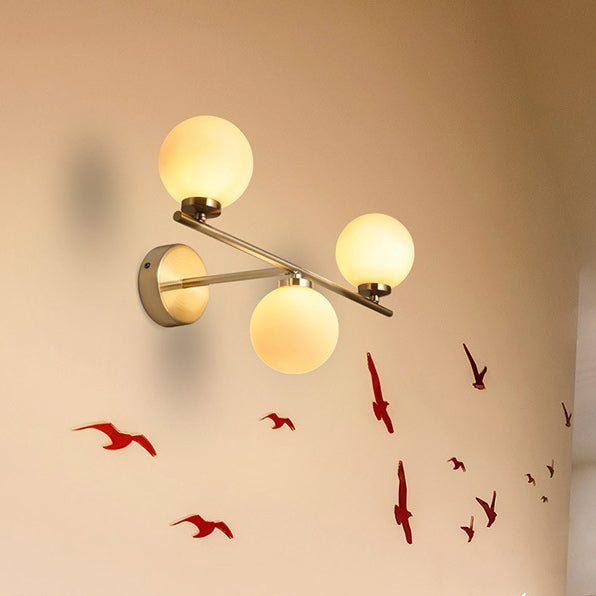 Moderne Mid-Century Wandleuchte aus Eisen mit Glaskugel, 1/2/3-flammig, für das Schlafzimmer 