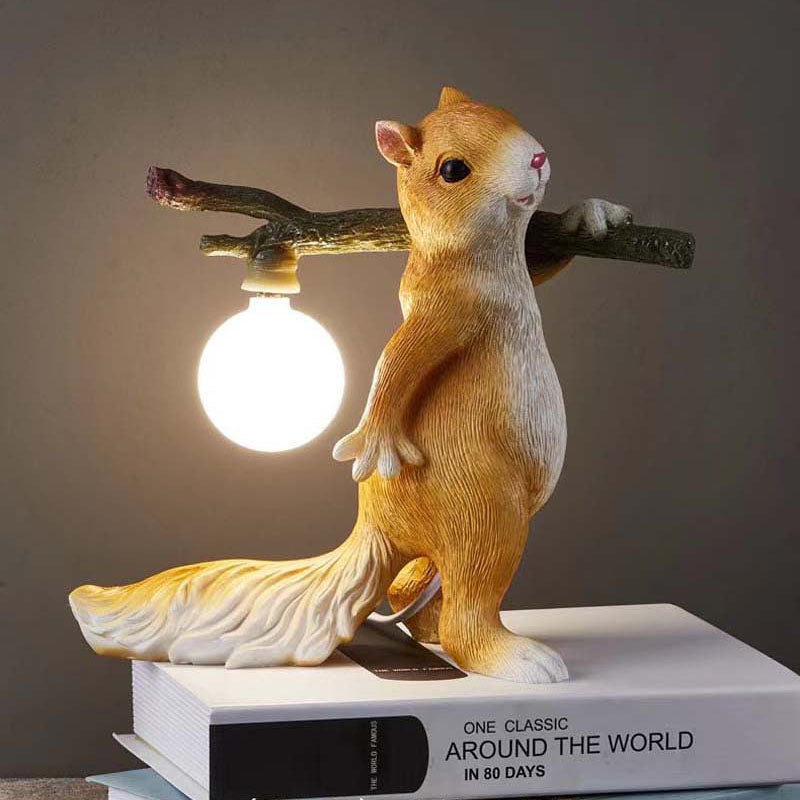 Zeitgenössische kreative Eichhörnchen Harz Glas 1-Licht Tischlampe für Schlafzimmer 