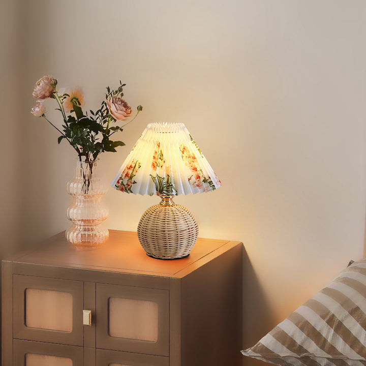 Zeitgenössische nordische Tischlampe aus Rattangewebe mit plissierter konischer Kugel, LED, für Schlafzimmer 