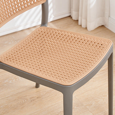 Chaise de salle à manger empilable en plastique ressemblant à du rotin carré à la simplicité contemporaine avec accoudoirs et dossier pour salle à manger 