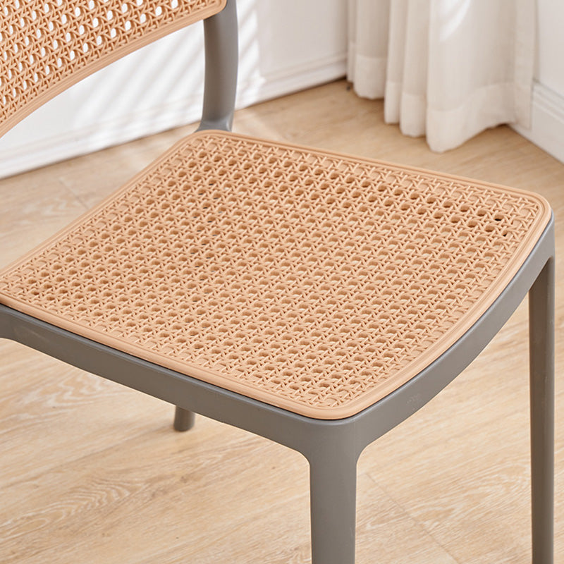 Chaise de salle à manger empilable en plastique ressemblant à du rotin carré à la simplicité contemporaine avec accoudoirs et dossier pour salle à manger 