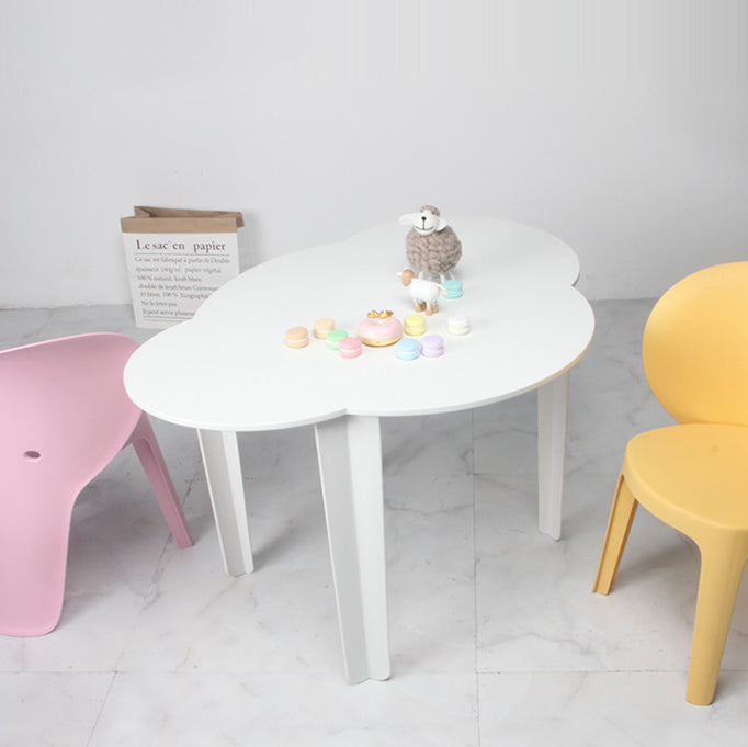 Mesa infantil moderna minimalista de PP con diseño de nube y cuatro patas para sala de estar 