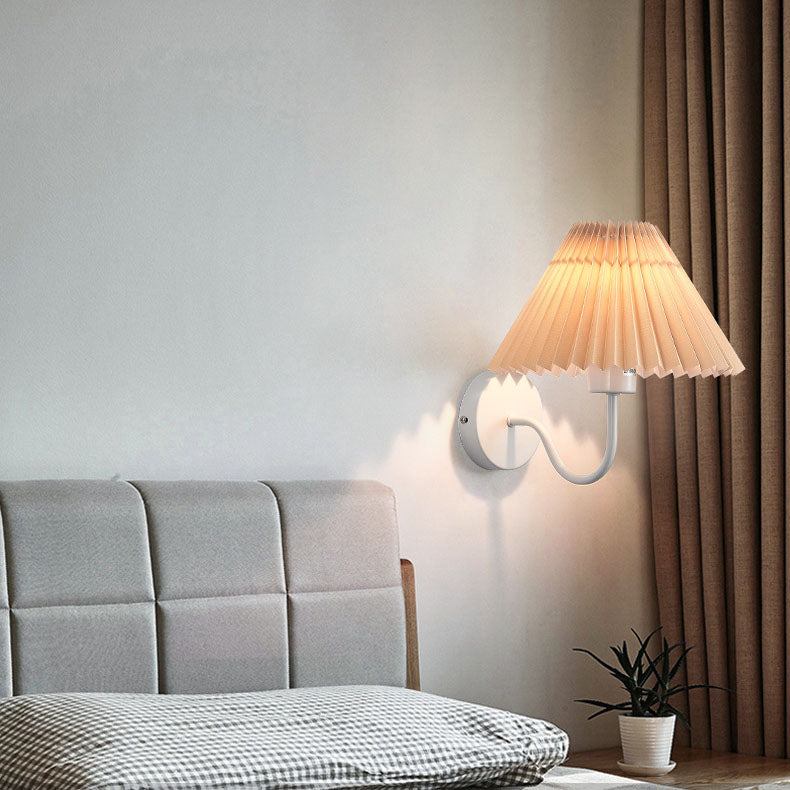 Lámpara de Aplique de Pared de 1 Luz de Tela de Hierro con Base de Disco Plisado Minimalista Moderna para Dormitorio 