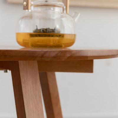 Table basse contemporaine en bois rond avec pieds en V pour salon 