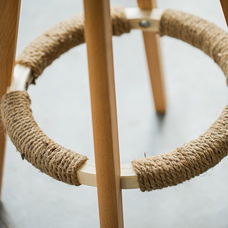 Tabouret de bar pivotant traditionnel vintage avec cadre en bois et tissu rond, dossier bas et repose-pieds pour salle à manger 