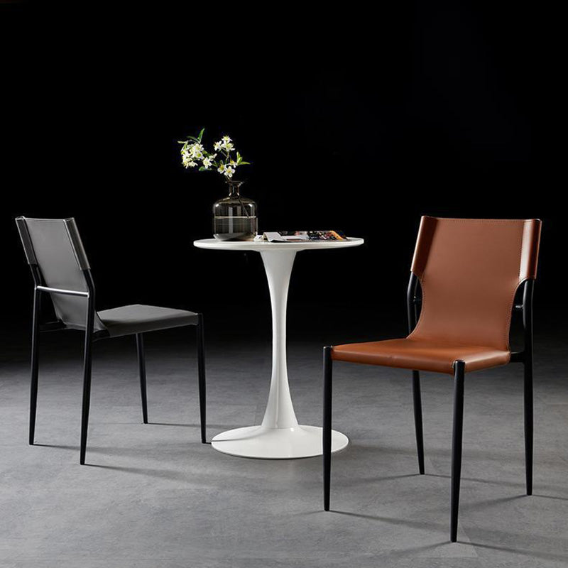 Silla de comedor apilable con respaldo de cuero nórdico contemporáneo y acero al carbono para comedor 