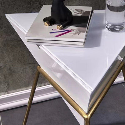 Zeitgenössischer nordischer Dreieck-Pyramiden-Glas-Schiefer-Metall-Beistelltisch für das Bett 