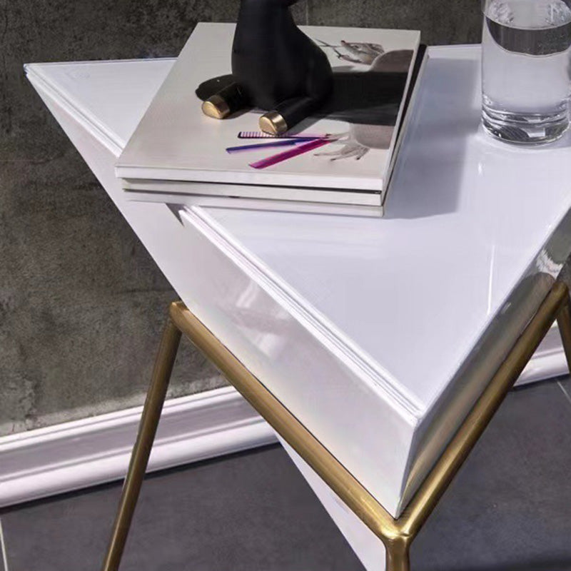 Zeitgenössischer nordischer Dreieck-Pyramiden-Glas-Schiefer-Metall-Beistelltisch für das Bett 