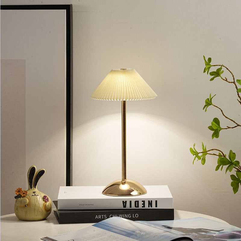 Lampe de table LED plissée conique en tissu avec fer rechargeable scandinave contemporain pour chevet 