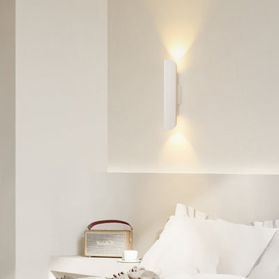 مصباح حائط LED من الألومنيوم والحديد بأسطوانة مخططة بتصميم حديث وبسيط لغرفة النوم 