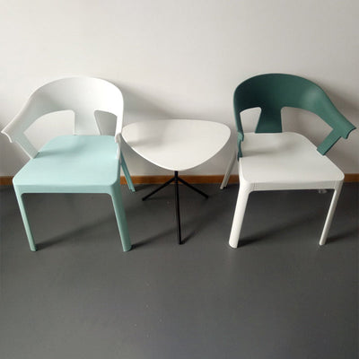 Chaise de salle à manger en plastique trapézoïdale minimaliste moderne avec dossier et accoudoirs pour salle à manger 