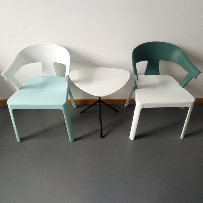 Chaise de salle à manger en plastique trapézoïdale minimaliste moderne avec dossier et accoudoirs pour salle à manger 