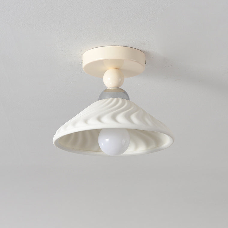 Zeitgenössische skandinavische cremefarbene Keramik-Deckenleuchte mit geometrischem rundem Schirm und 1 Licht, halbbündige Montage für Wohnzimmer 