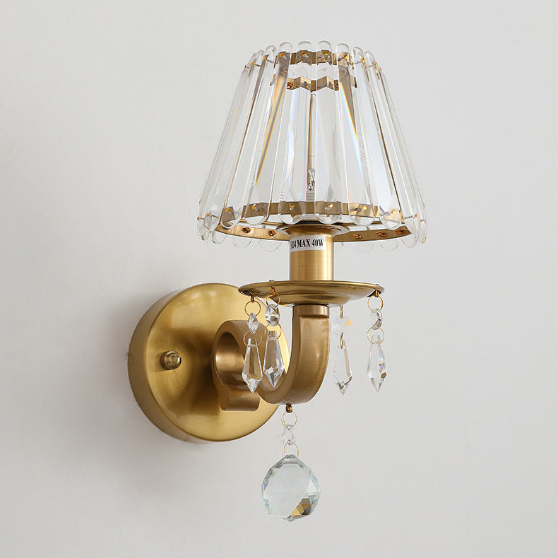 Applique murale contemporaine de luxe avec cadre finition dorée et abat-jour en cristal à 1 lumière pour salon 