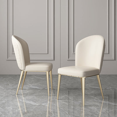 Chaise de salle à manger contemporaine nordique en cuir incurvé avec dossier rembourré et pieds effilés en métal 