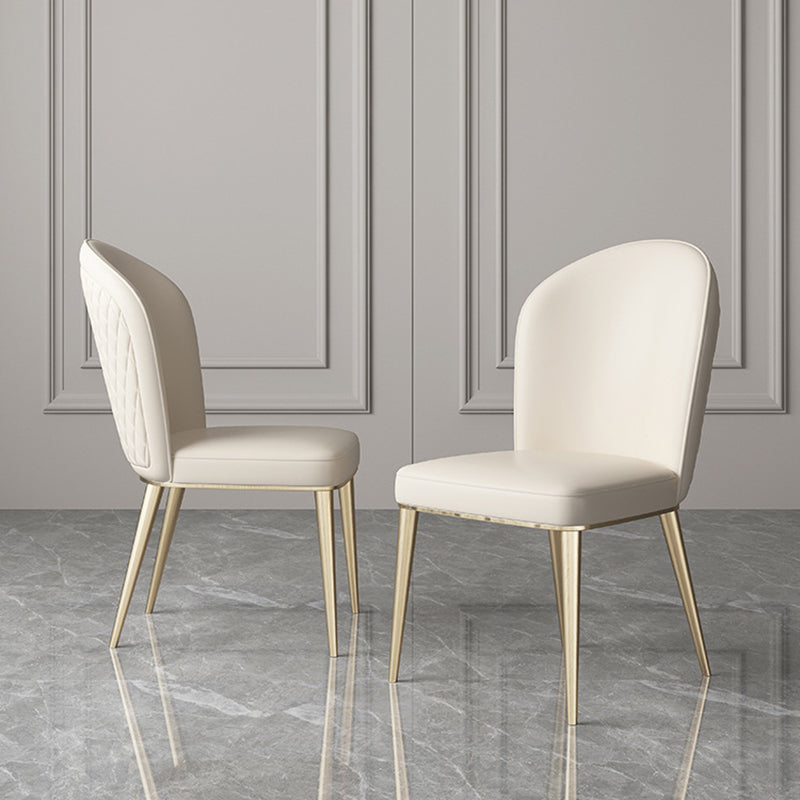 Chaise de salle à manger contemporaine nordique en cuir incurvé avec dossier rembourré et pieds effilés en métal 