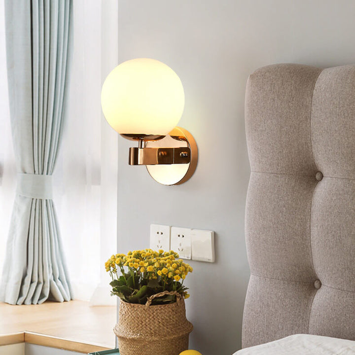 Zeitgenössische skandinavische Milchweiße Glas-Kugel-Schirm Eisenbasis 1-Licht Wandleuchte für Wohnzimmer 