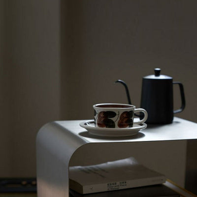 Table d'appoint moderne minimaliste en acier inoxydable incurvé avec étagères de rangement pour salon 