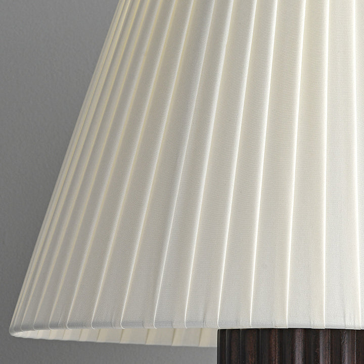 Lámpara de mesa de 1 luz de cilindro retro contemporáneo de madera plisada y tela con latón para mesita de noche 