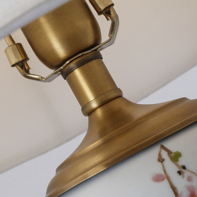 Lámpara de mesa de 1 luz con base de cerámica y pantalla de tela bordada con flor de ciruelo china tradicional para dormitorio 