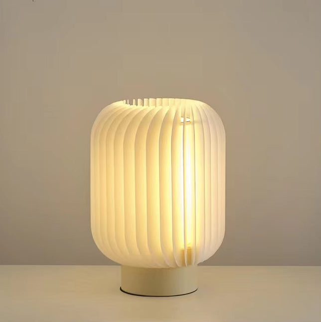 مصباح طاولة LED بقاعدة من الحديد والأكريليك والقماش بتصميم دائري بسيط وعصري لغرفة النوم 