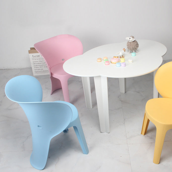 Mesa infantil moderna minimalista de PP con diseño de nube y cuatro patas para sala de estar 
