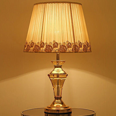 Traditionelle europäische Zylinder-Hardware-Kristallgewebe-1-Licht-Tischlampe für Schlafzimmer 