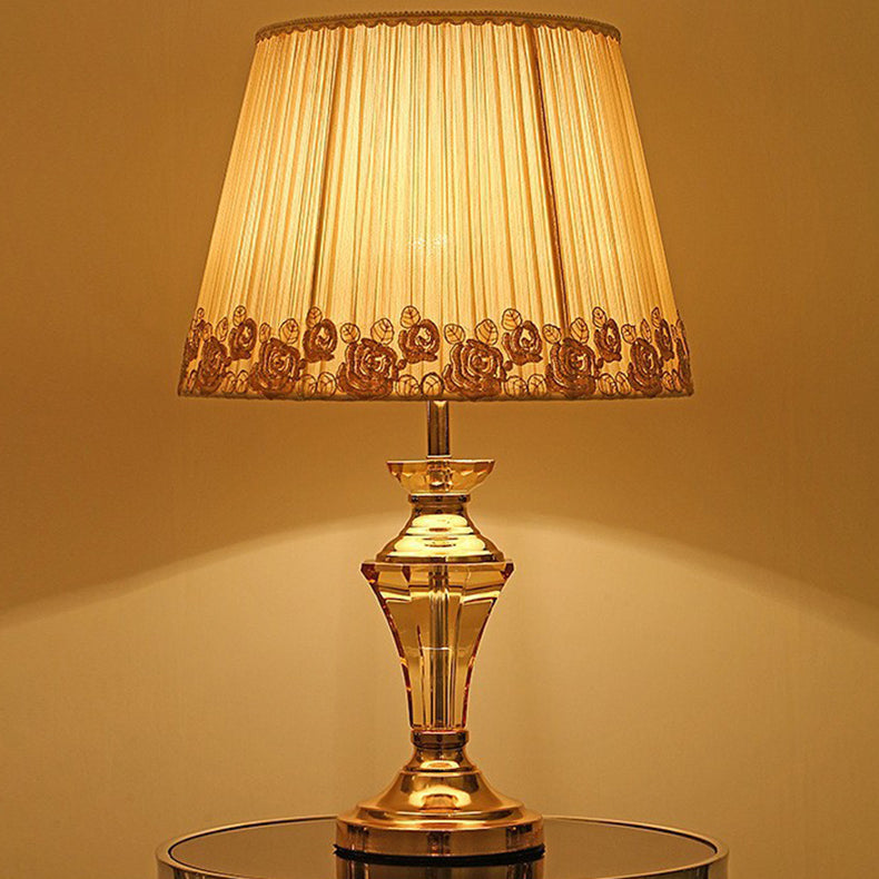 Traditionelle europäische Zylinder-Hardware-Kristallgewebe-1-Licht-Tischlampe für Schlafzimmer 