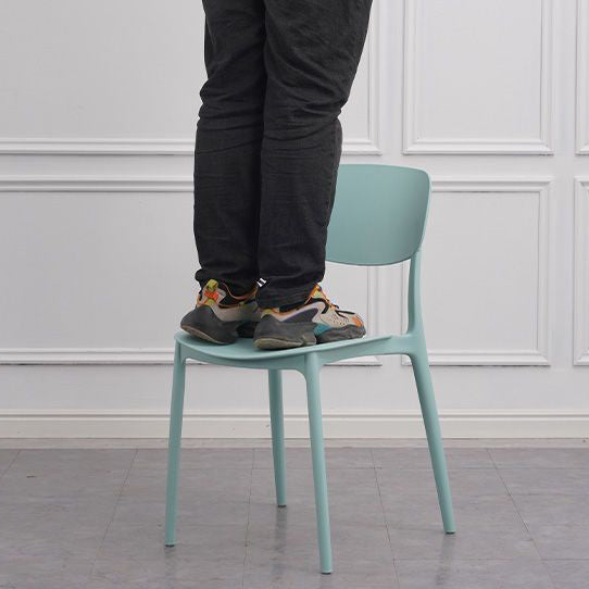 Chaise de salle à manger empilable carrée en plastique macaron nordique contemporain avec dossier ouvert pour salle à manger 