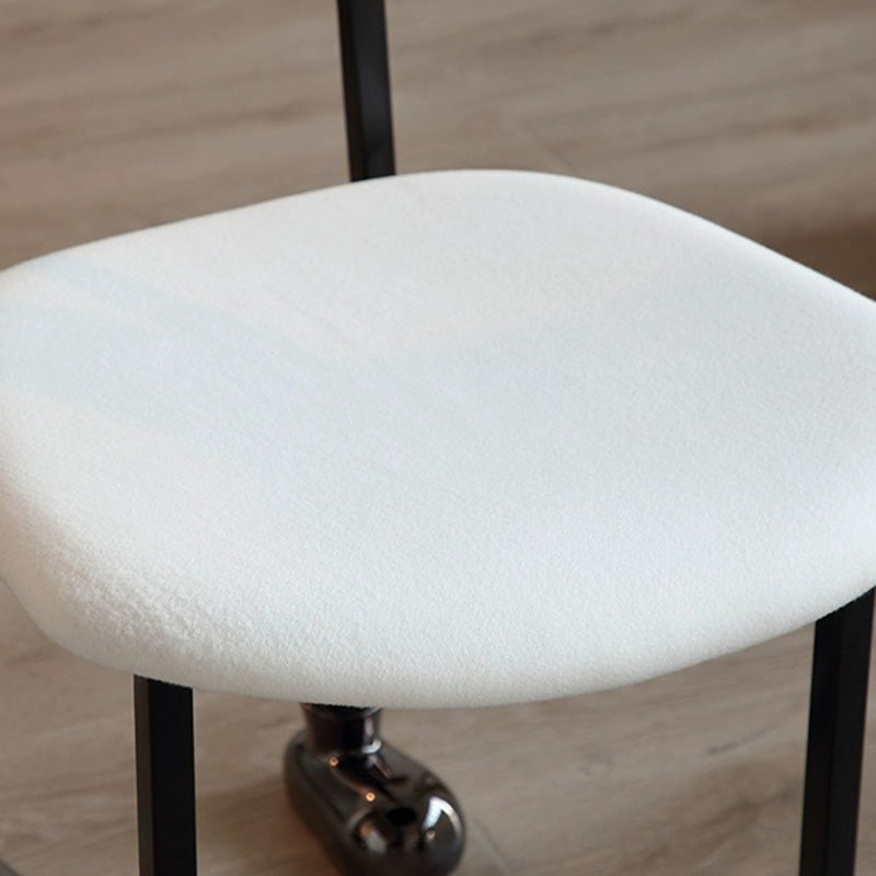 Chaise contemporaine créative en forme de chiot en velours rembourré avec cadre en acier inoxydable, dossier ouvert et sans accoudoirs pour le salon 