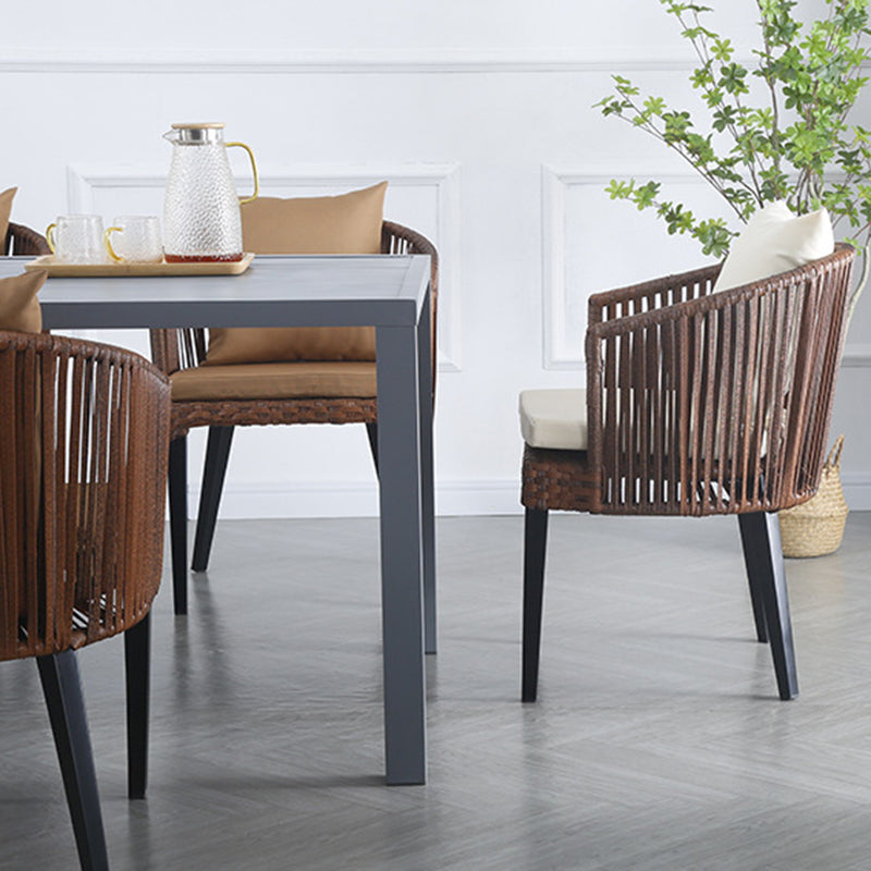 Silla de comedor al aire libre con respaldo y reposabrazos de metal cuadrado de ratán tejido estilo casa de campo tradicional para exteriores 