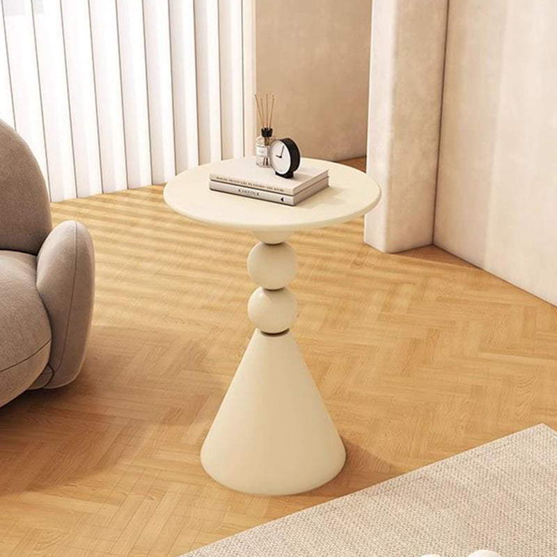 Table basse contemporaine nordique ronde avec base en cône en fer et plateau en pierre pour salon 