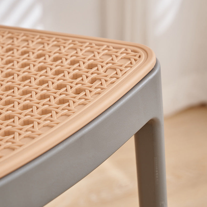 Chaise de salle à manger empilable en plastique ressemblant à du rotin carré à la simplicité contemporaine avec accoudoirs et dossier pour salle à manger 