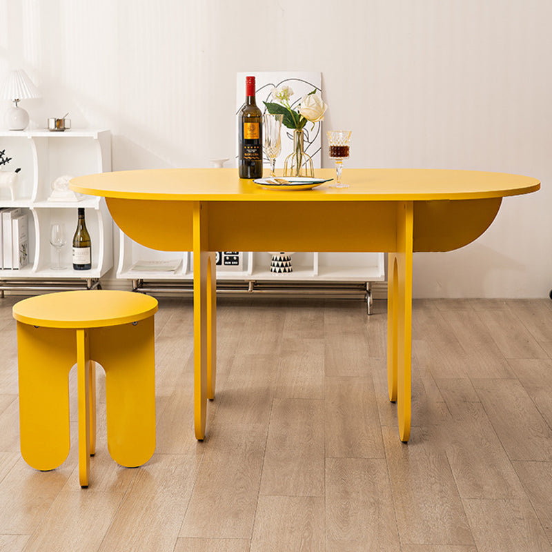 Modernes minimalistisches Esszimmer-Set aus ovalem, rundem Tisch und Stühlen aus mitteldichter Faserplatte 