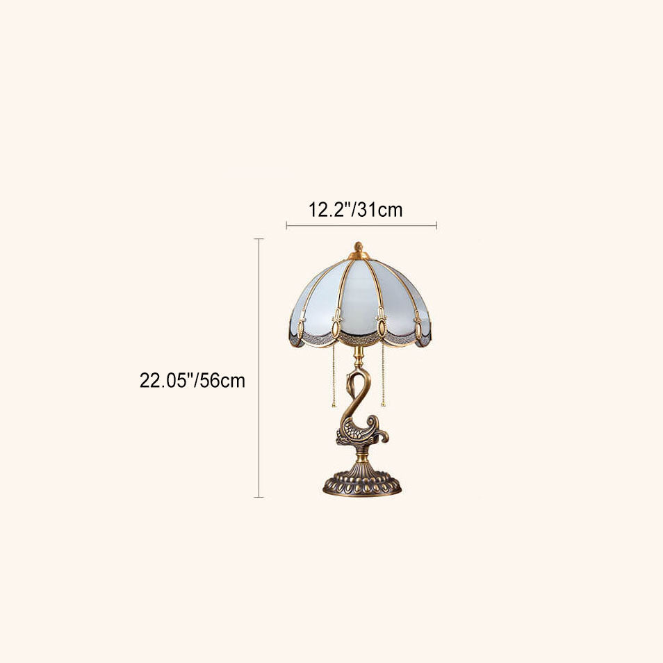 Traditionelle 2-flammige Tischlampe mit Schwanensockel aus Kupfer und europäischem Buntglas für Schlafzimmer und Homeoffice 