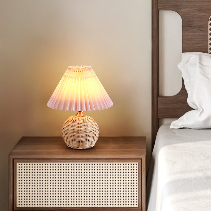 Zeitgenössische nordische Tischlampe aus Rattangewebe mit plissierter konischer Kugel, LED, für Schlafzimmer 
