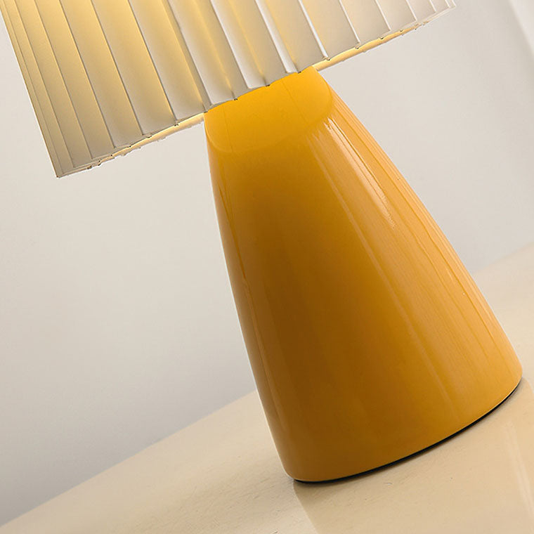 Zeitgenössische skandinavische Tischlampe mit plissiertem Stoffschirm und Glasfuß, 1-Licht, für das Schlafzimmer 