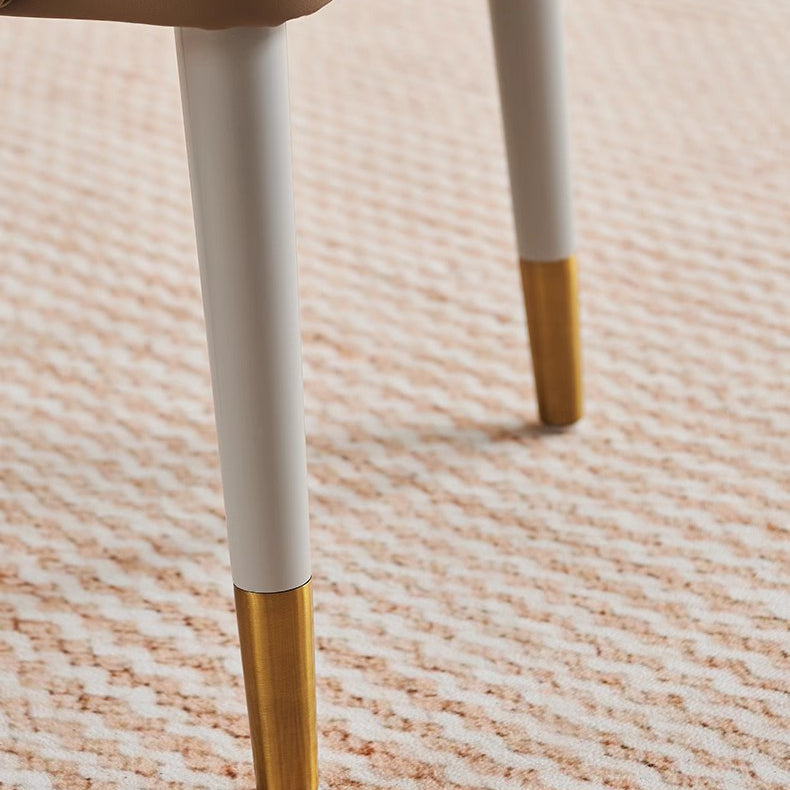 Moderner minimalistischer Esszimmerstuhl mit quadratischer, plissierter Mikrofaserleder-Polsterung, Metallgestell, Schaumstofffüllung, vier Beinen und Rückenlehne 