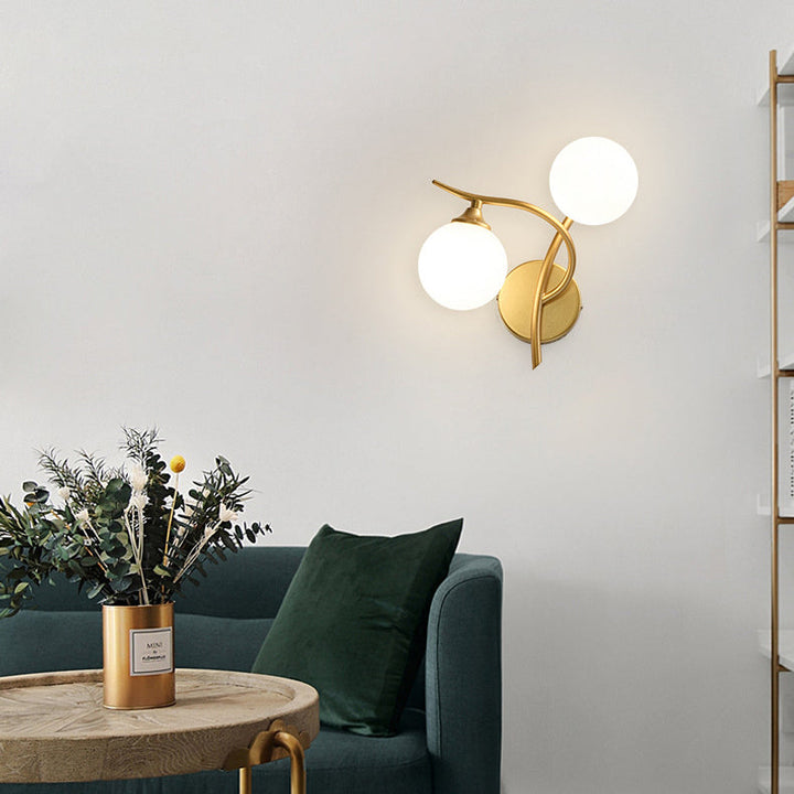 Applique murale à 2 lumières avec abat-jour en verre sphérique et ligne courbe en fer de simplicité contemporaine pour chambre 